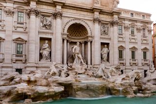 Na fontánu di Trevi v Římě se turisté už jen tak nepodívají